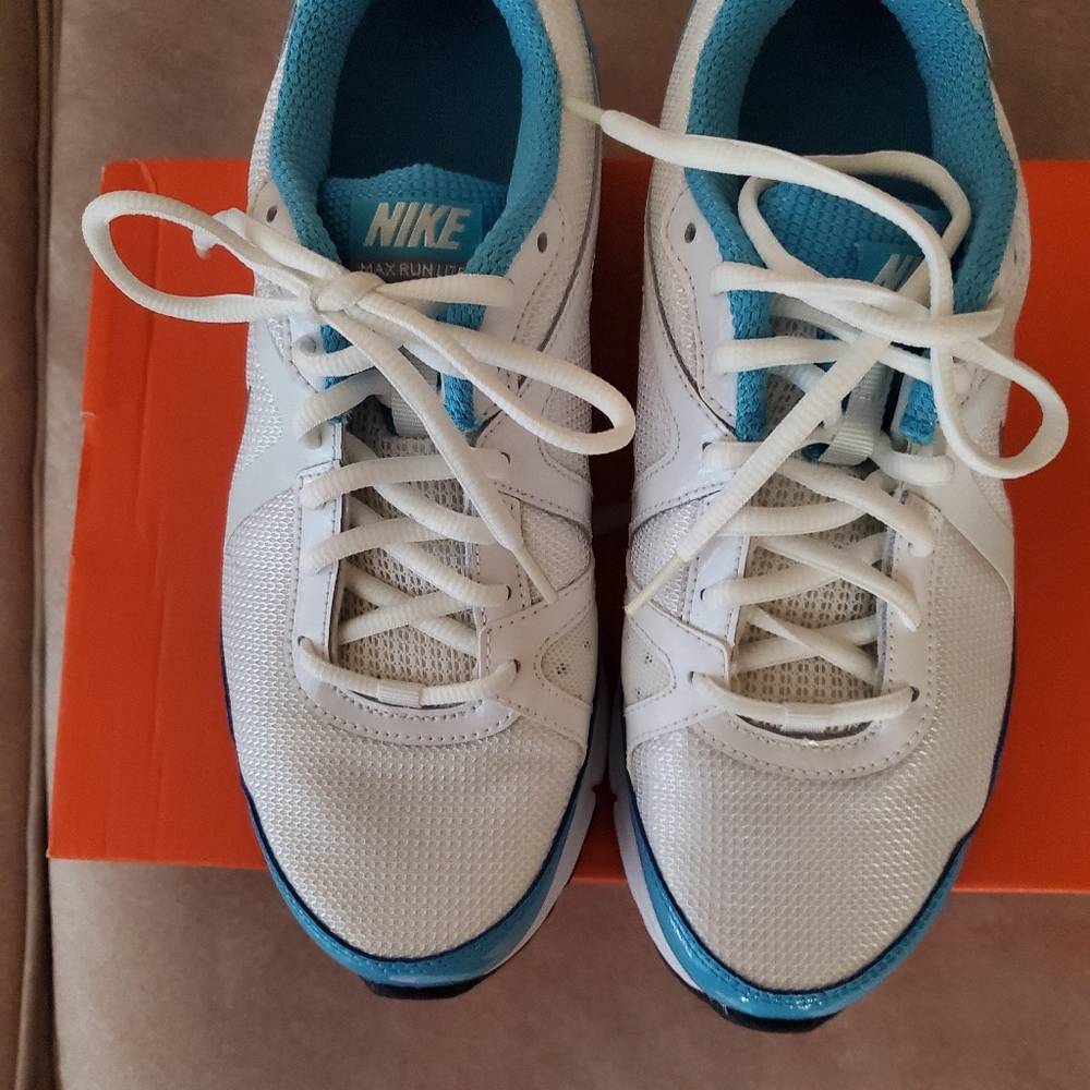 New Nike women's air max